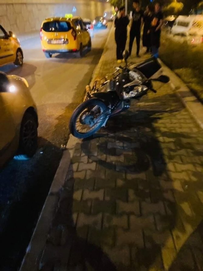 Kuşadası’nda Motosiklet İle Otomobil Kafa Kafaya Çarpıştı: 2’si Ağır 3 Yaralı