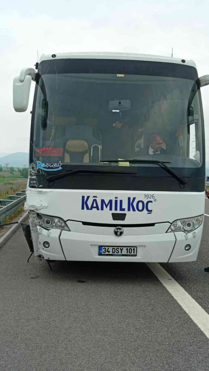Manisa’da Yolcu Otobüs İle Ticari Araç Çarpıştı: 5 Yaralı