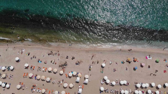 Alanya Plajları Bayram Tatilinde Yerli Yabancı Akınına Uğradı
