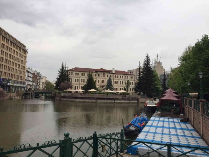 Bayramın İkinci Gününde De Eskişehir Yağmura Teslim Oldu