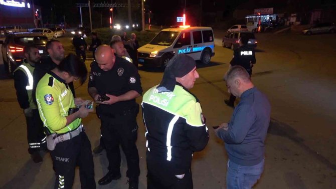 Aynı Kavşakta Peş Peşe Kaza: Kırmızı Işıktan Geçen Alkollü Sürücü Araçlara Daldı