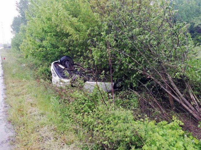 D140’da Kontrolden Çıkan Araç Şarampole Yuvarlandı