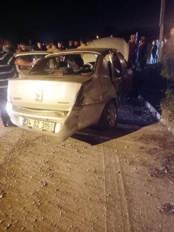 Duble Yolda İki Otomobil Çarpıştı: 4 Yaralı