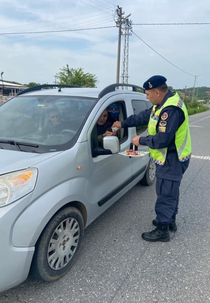 Jandarma Hem Denetledi Hem De Şeker İkram Etti