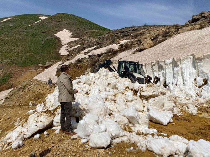 Uludere’de Kapalı Yayla Yolları Bir Bir Açılıyor