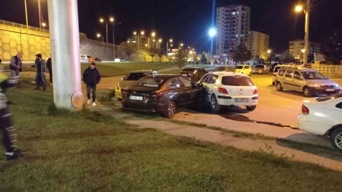 Yoldan Çıkıp Park Halindeki Araca Çarptı, Kazaya Neden Olan Diğer Araç Olay Yerinden Kaçtı