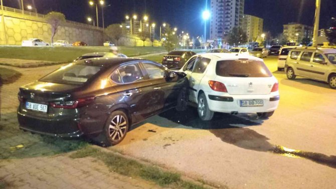 Yoldan Çıkıp Park Halindeki Araca Çarptı, Kazaya Neden Olan Diğer Araç Olay Yerinden Kaçtı
