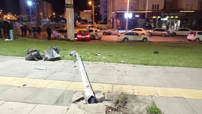 Yoldan Çıkıp Park Halindeki Araca Çarptı, Kazaya Neden Olan Diğer Araç Olay Yerinden Kaçtı