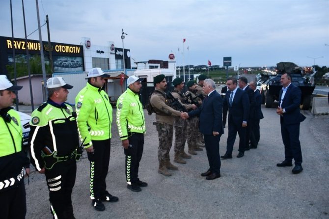 Şehrin Giriş Ve Çıkışında Görevi Başındaki Jandarma Ve Polisler Unutulmadı
