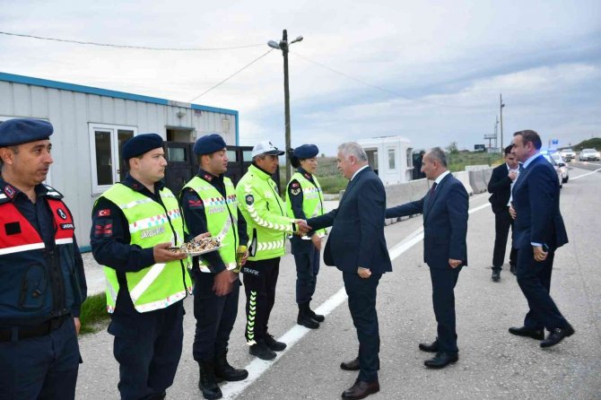 Şehrin Giriş Ve Çıkışında Görevi Başındaki Jandarma Ve Polisler Unutulmadı
