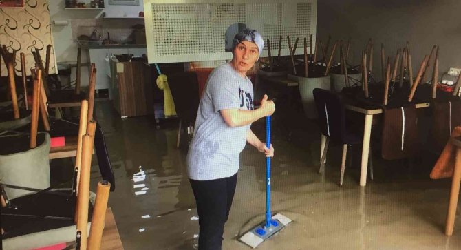 Yemek Yerken Restoranı Sel Bastı