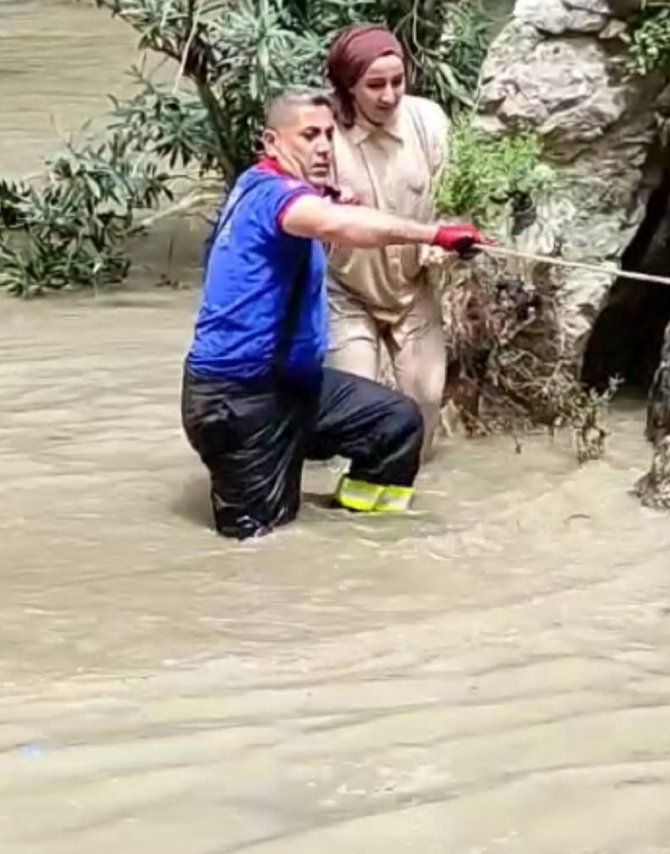 Su Seviyesi Yükselince Mahsur Kalan 8 Kişi Kurtarıldı