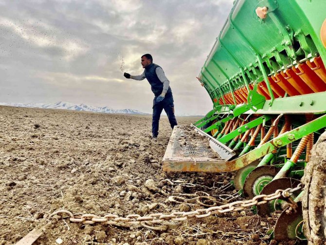 Ağrı’da Çiftçilerin Mesaisi Başladı