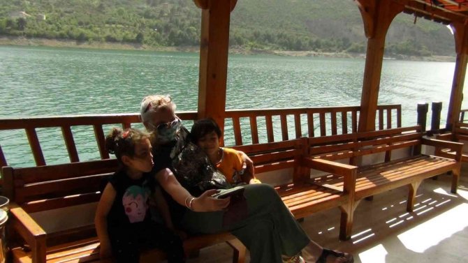 Kozan Barajında Tatilin Keyfini Çıkardılar