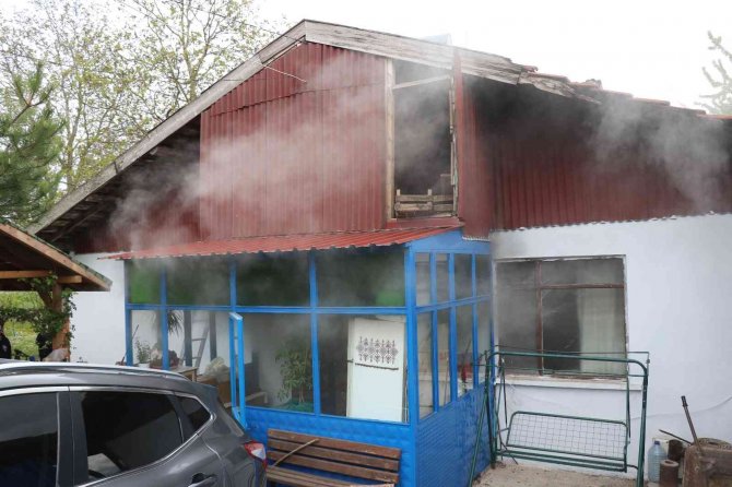Bolu’da Ev Yangınında Etkilenen 3 Kişi Hastaneye Kaldırıldı