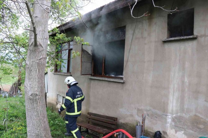 Bolu’da Ev Yangınında Etkilenen 3 Kişi Hastaneye Kaldırıldı