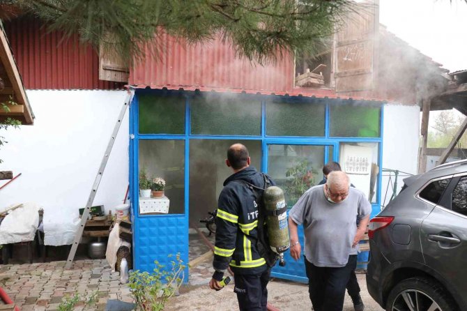 Bolu’da Ev Yangınında Etkilenen 3 Kişi Hastaneye Kaldırıldı