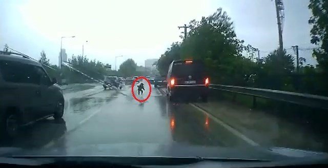 İ̇nanılmaz Kurtuluş, Kapısı Açılan Arabadan Yola Düşen Küçük Çocuk Ölümden Döndü