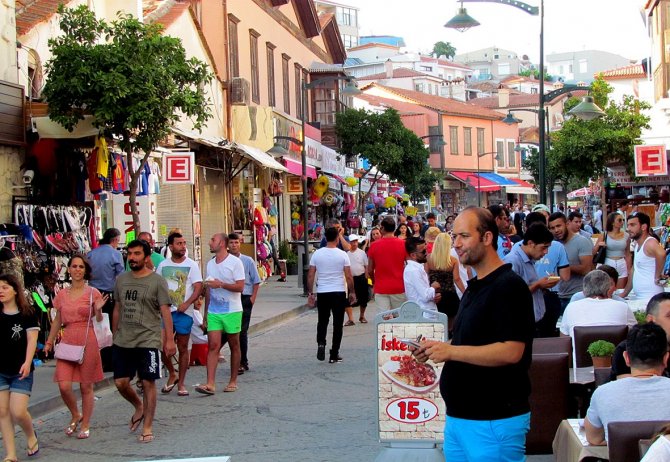 Çeşme Bayramda Tam Doluluğa Ulaşamasa Da Esnaf Memnun