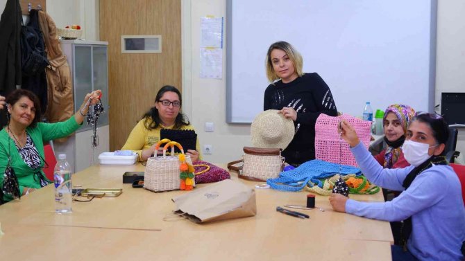 Kadınlar El Emeğiyle Ürettiği Ürünleri Dünyaya Satıyor