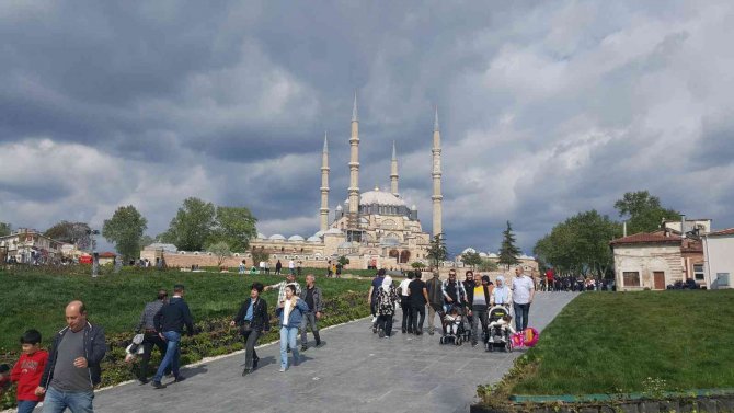 Edirne’de 2 Yıl Aradan Sonra ’Kakava’ Yoğunluğu Yaşanıyor