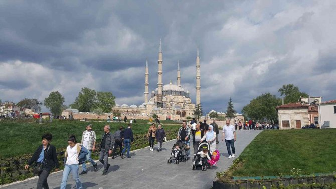 Edirne’de 2 Yıl Aradan Sonra ’Kakava’ Yoğunluğu Yaşanıyor