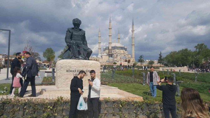 Edirne’de 2 Yıl Aradan Sonra ’Kakava’ Yoğunluğu Yaşanıyor