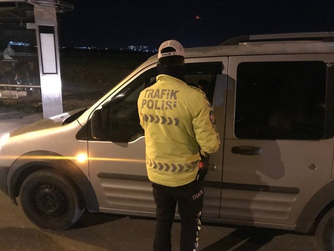 Edirne’de Motosiklet Üzerinde Uzanarak, Kasksız Yarışan 2 Kişi Polisten Kaçamadı