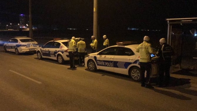 Edirne’de Motosiklet Üzerinde Uzanarak, Kasksız Yarışan 2 Kişi Polisten Kaçamadı