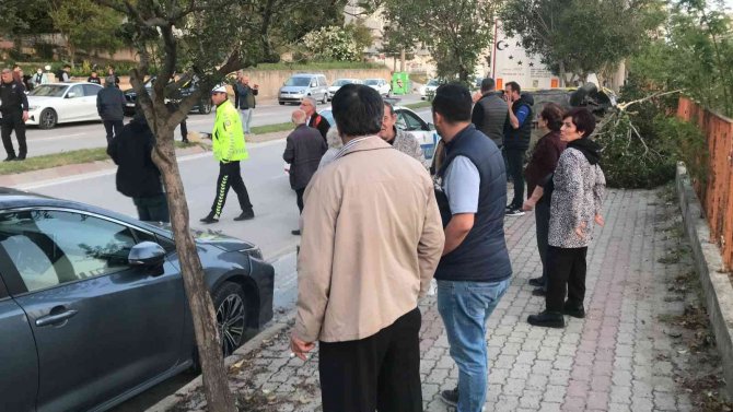 Park Halindeki Otomobile Çarpan Araç Takla Attı, Sürücü Kayıplara Karıştı