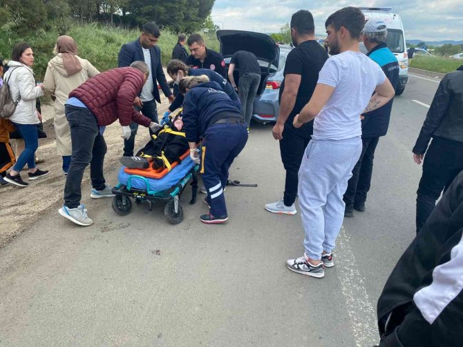 İ̇ki Otomobil Kavşakta Çarpıştı: 4 Yaralı
