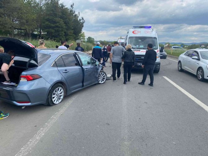 İ̇ki Otomobil Kavşakta Çarpıştı: 4 Yaralı