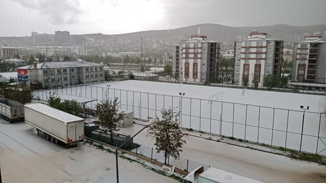 Elazığ’da Yağmur Ve Dolu Hayatı Felç Etti