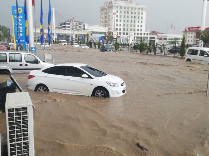 Elazığ’da Yağmur Ve Dolu Hayatı Felç Etti