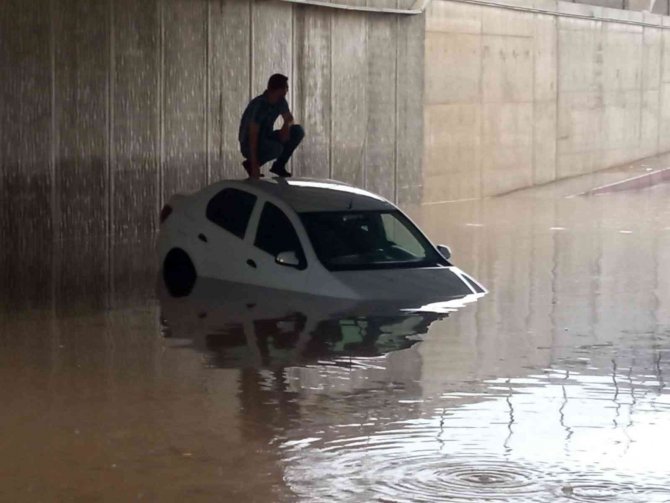 Elazığ’da Ev Ve İş Yerlerini Su Bastı, Mahsur Kalanları İtfaiye Botla Kurtardı
