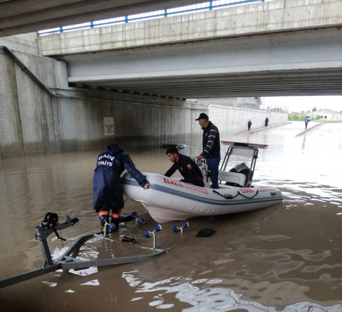 Elazığ’da Ev Ve İş Yerlerini Su Bastı, Mahsur Kalanları İtfaiye Botla Kurtardı