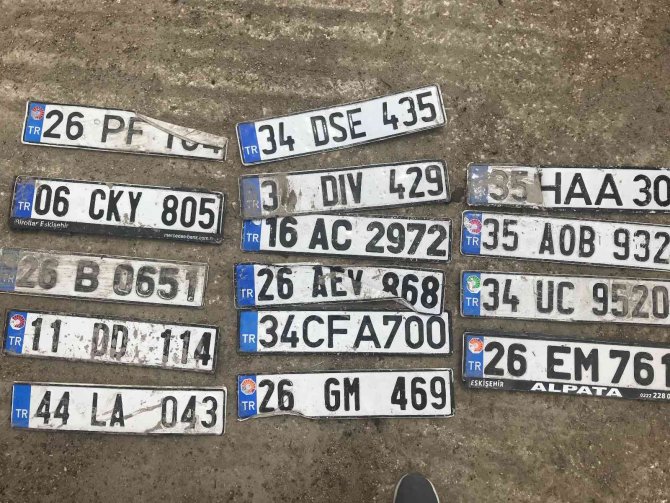 Yağmurda Kaybolan Plakalar Yollarda Bulundu