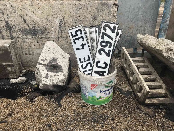 Yağmurda Kaybolan Plakalar Yollarda Bulundu