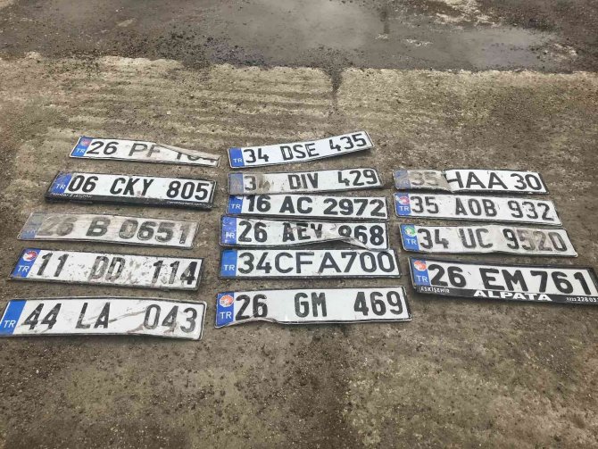 Yağmurda Kaybolan Plakalar Yollarda Bulundu