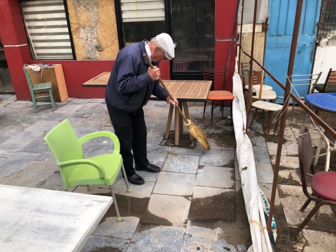 Bayramın Son Gününde Esnaf Yağmur Temizliği Yapmak Zorunda Kaldı
