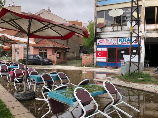 Bayramın Son Gününde Esnaf Yağmur Temizliği Yapmak Zorunda Kaldı