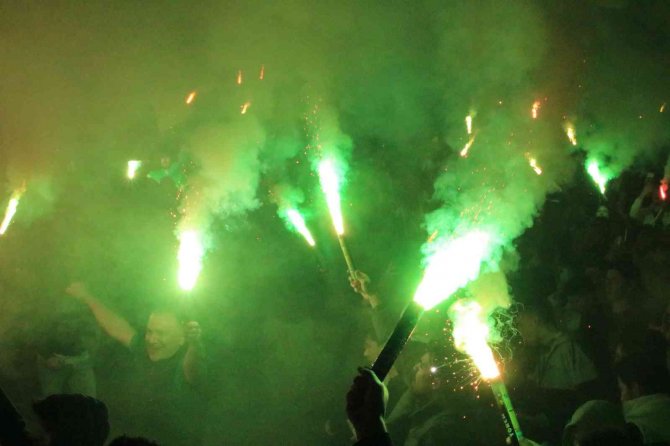 Frutti Extra Bursaspor’u Binlerce Taraftarı Karşıladı