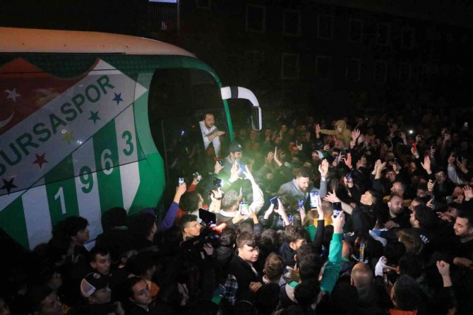 Frutti Extra Bursaspor’u Binlerce Taraftarı Karşıladı