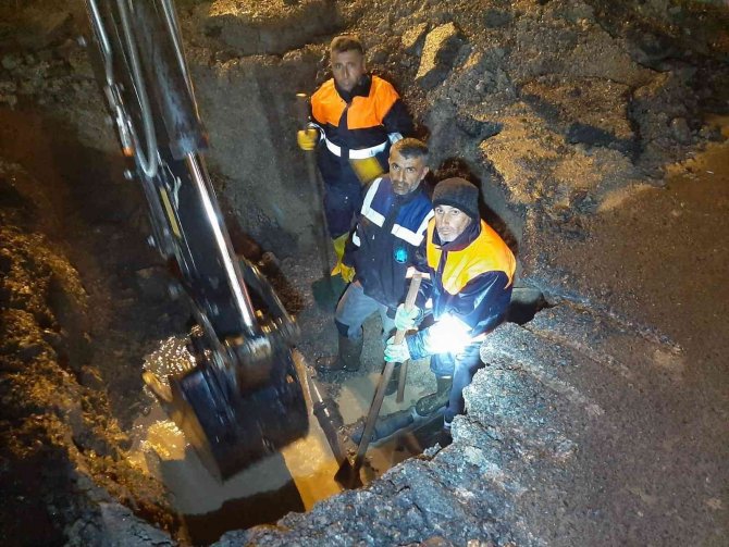 Belediye Çalışanları Gece Mesaisinde