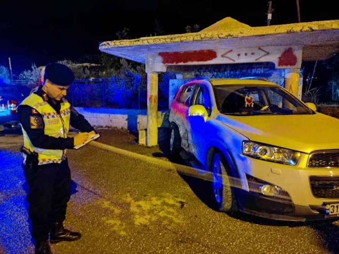 Otomobil Park Halindeki Araca Çarptı: 2 Yaralı