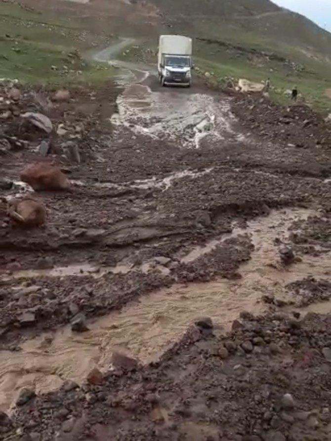 Iğdır’da Sağanak Sele Neden Oldu, Köy Yolu Ulaşıma Kapandı