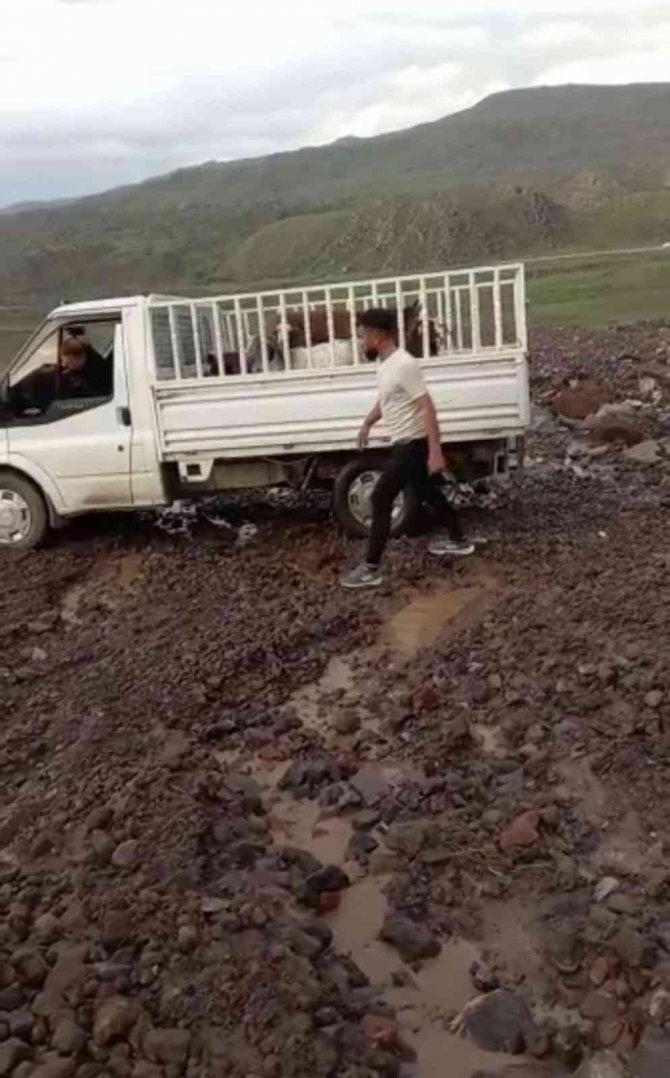 Iğdır’da Sağanak Sele Neden Oldu, Köy Yolu Ulaşıma Kapandı