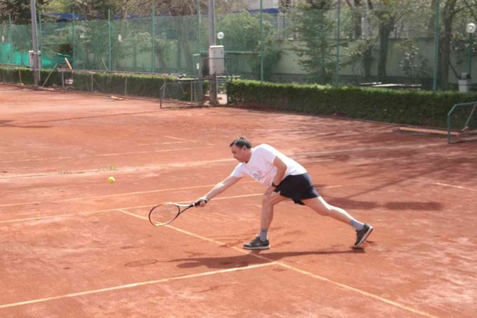 Kırgız Büyükelçi’den Genç Sporculara Taş Çıkartan Tenis Performansı