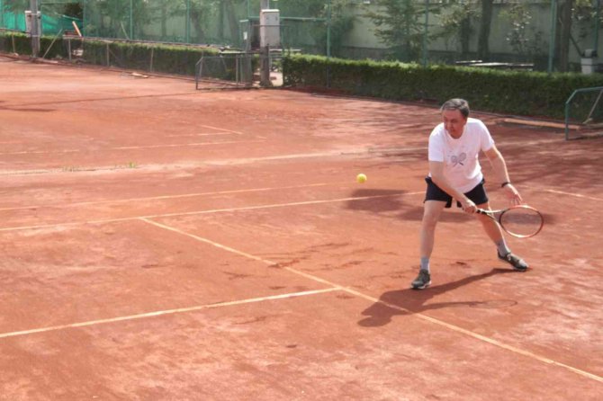 Kırgız Büyükelçi’den Genç Sporculara Taş Çıkartan Tenis Performansı