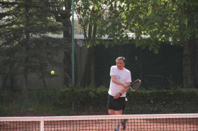 Kırgız Büyükelçi’den Genç Sporculara Taş Çıkartan Tenis Performansı